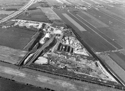 837520 Luchtfoto van de vuilstortplaats van de firma Smink tussen Amersfoort en Hoogland.